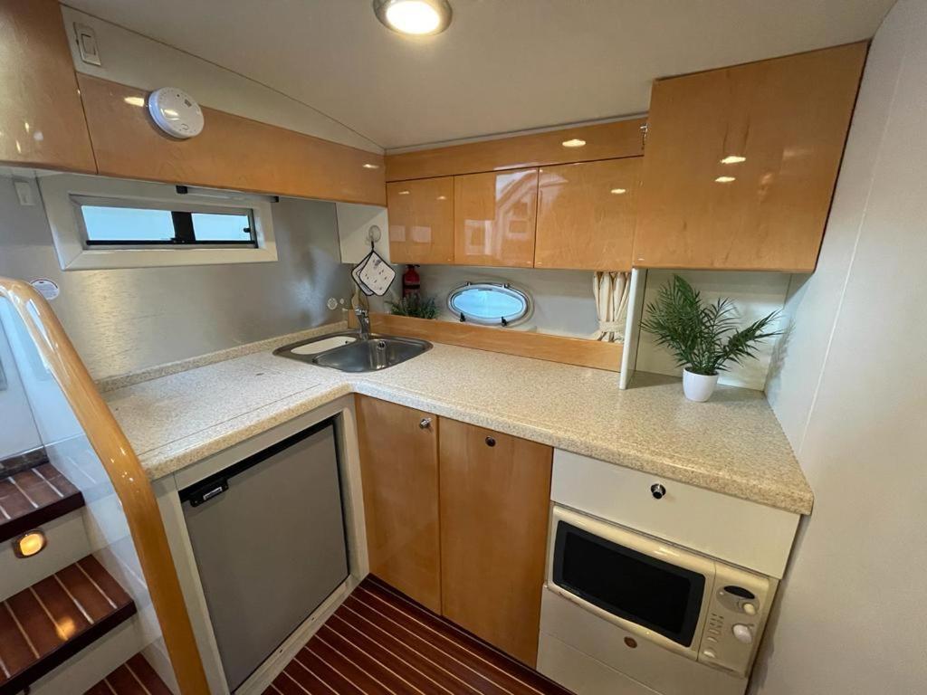 Cozy Yacht Lodge In Barcelona With Boat Tour Option Sant Adria de Besos Exteriér fotografie